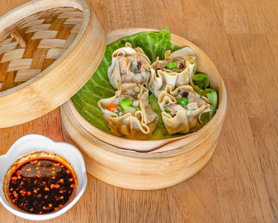 Gedämpfte Siu Mai im Bambuskorb mit Chilisauce